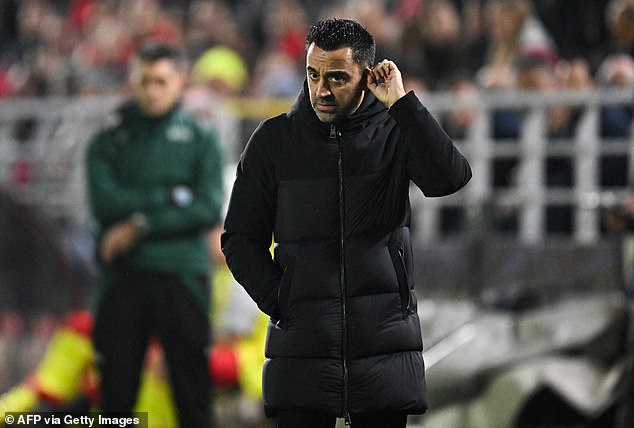 Xavi đối diện trát sa thải sau trận thua tại cúp C1, vừa bị đồng đội cũ chỉ trích, vừa không được sếp lớn nào chống lưng - Ảnh 2.