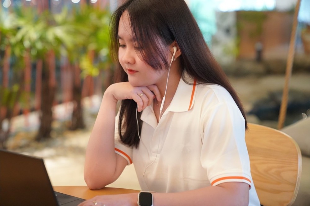 Tự nhận “được mèo nuôi”, cô gái ẵm nút bạc YouTube sau vài tháng lập kênh - Ảnh 2.