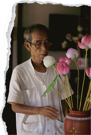 Nghệ nhân Thân Văn Huy - cùng tác phẩm hoa sen giấy