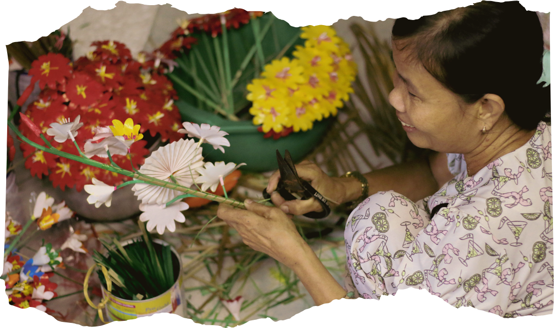 Một người dân làng Thanh Tiên gấp rút sản xuất hoa giấy cho ngày Tết sắp tới