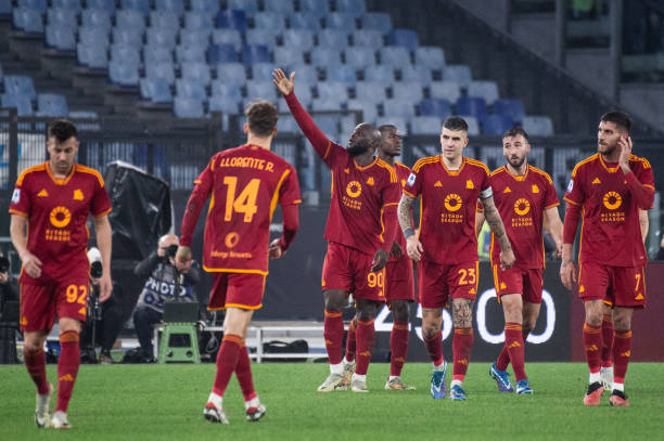 Roma đánh bại Napoli 2-0 ở vòng 17 Serie A
