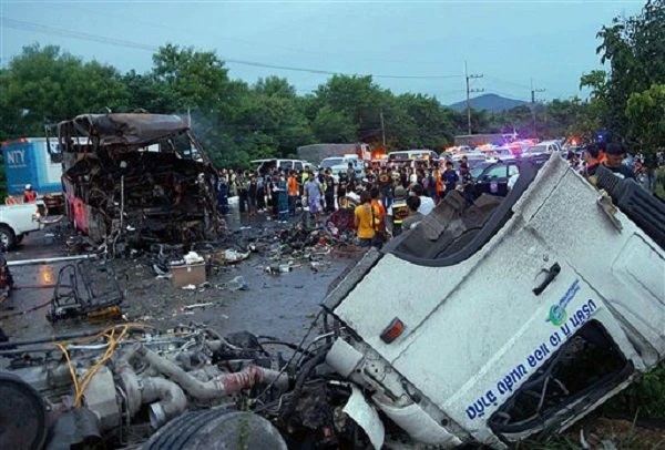 Thái Lan: Xe buýt hai tầng đâm vào gốc cây, hàng chục người thương vong - Ảnh 1.