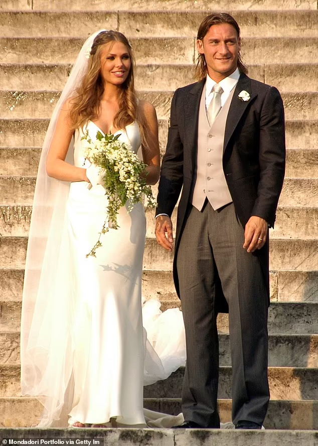 Vợ cũ của Francesco Totti lần đầu tiên công khai lí do cặp đôi ly hôn - Ảnh 2.