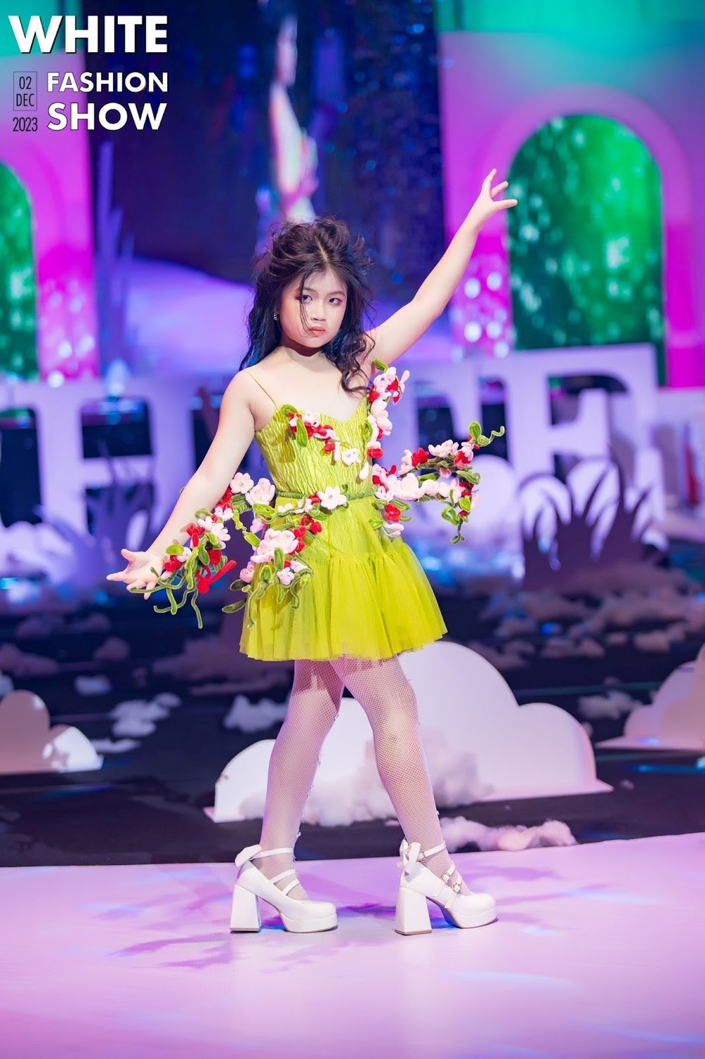 Mẫu nhí Minnie Cindy kết hợp Quán quân The New Mentor Lê Thu Trang tại White Fashion Show 2023 - Ảnh 6.