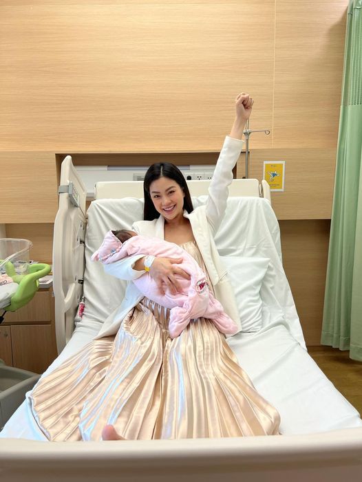 Đẻ con nặng 3,9kg, Á hậu Diễm Trang có hành động này ngay sau sinh giúp bé phát triển toàn diện, mẹ sớm về sữa - Ảnh 1.