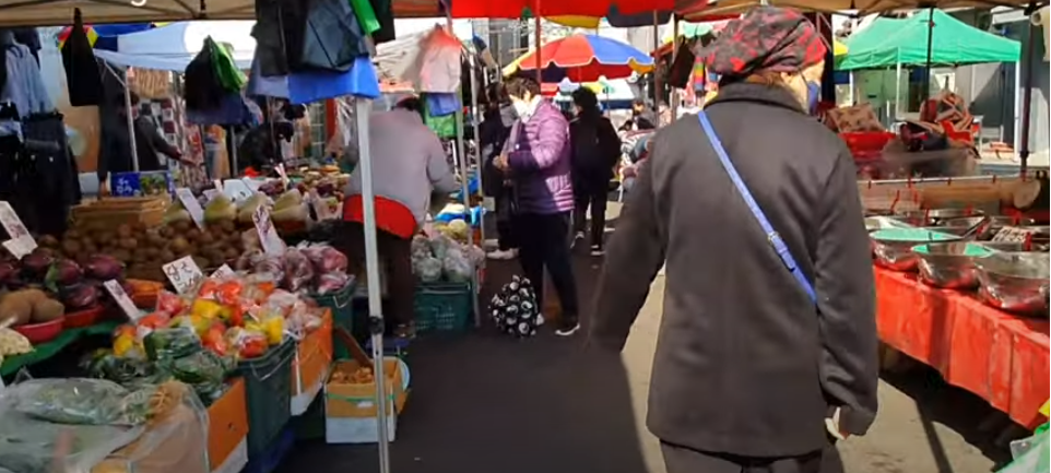 Người phụ nữ Việt kể chuyện đi chợ ngày rằm tháng Giêng ở Hàn Quốc: Hàng hóa phong phú nhưng không thể thiếu món này - Ảnh 1.