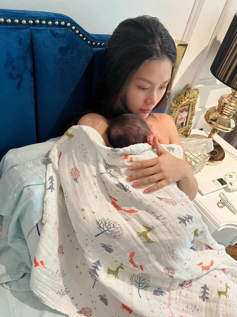 Đẻ con nặng 3,9kg, Á hậu Diễm Trang có hành động này ngay sau sinh giúp bé phát triển toàn diện, mẹ sớm về sữa - Ảnh 3.