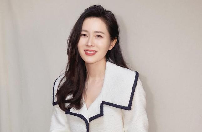 (TIN CN) Cặp đôi ‘Hương mùa hè’ sau 20 năm: Son Ye Jin viên mãn bên Hyun Bin, Song Seung Hyun độc thân đắt giá - Ảnh 9.