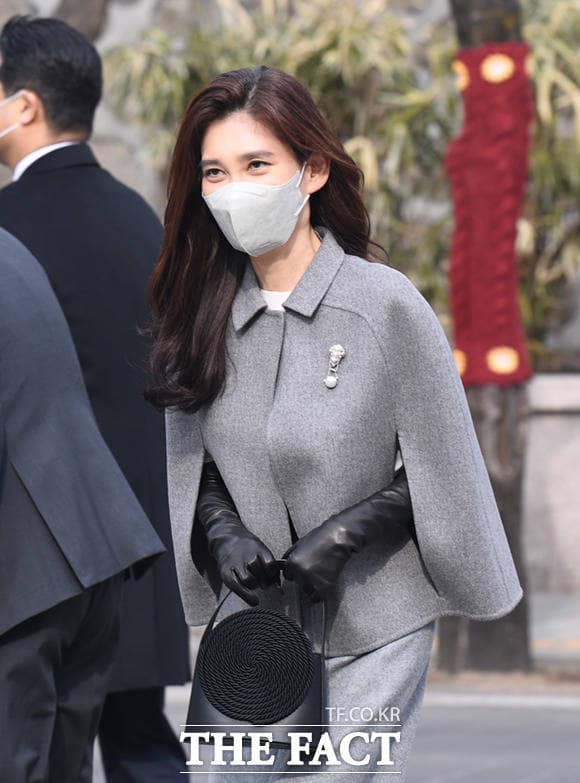Công chúa Samsung lên đồ cực sang đi ăn cưới, đeo khẩu trang kín mít nhưng khí chất tài phiệt vẫn lan tỏa - Ảnh 2.