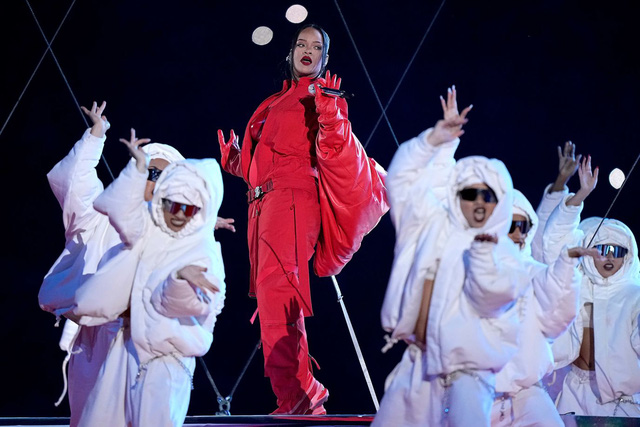 Trọn vẹn màn biểu diễn của nữ tỉ phú 'kem trộn' Rihanna ở Super Bowl: Mang bầu vẫn quẩy cực sung, gây sốt khi kẻ mắt ngay trên sân khấu! - Ảnh 14.