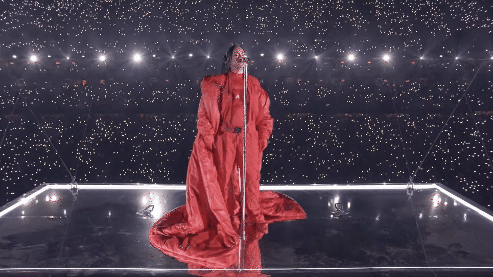 Trọn vẹn màn biểu diễn của nữ tỉ phú 'kem trộn' Rihanna ở Super Bowl: Mang bầu vẫn quẩy cực sung, gây sốt khi kẻ mắt ngay trên sân khấu!