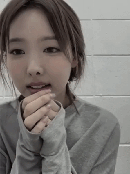 Nayeon bất ngờ thay đổi cặp răng thỏ, khiến netizen vừa mừng vừa tiếc - Ảnh 4.