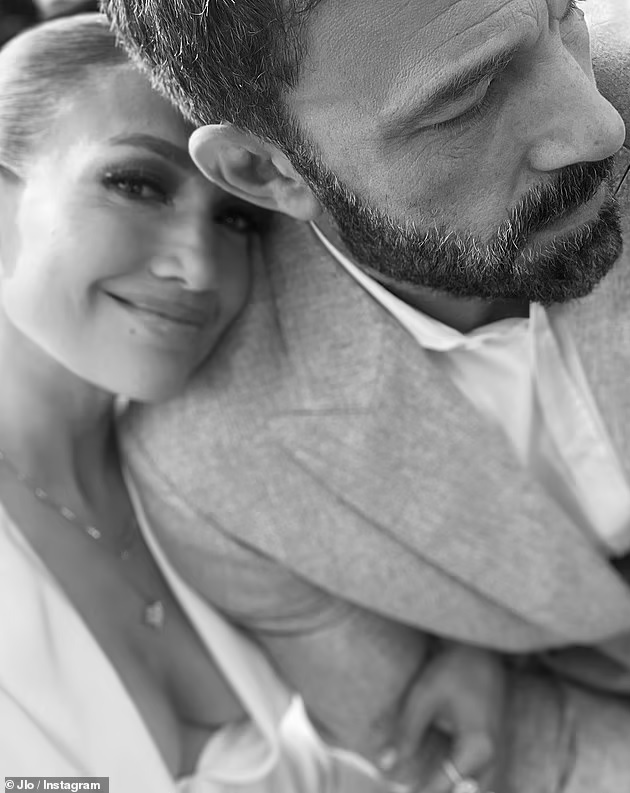 Xóa tan tin đồn hôn nhân trục trặc, Jennifer Lopez và Ben Affleck cùng tung hình xăm trong ngày Valentine - Ảnh 7.