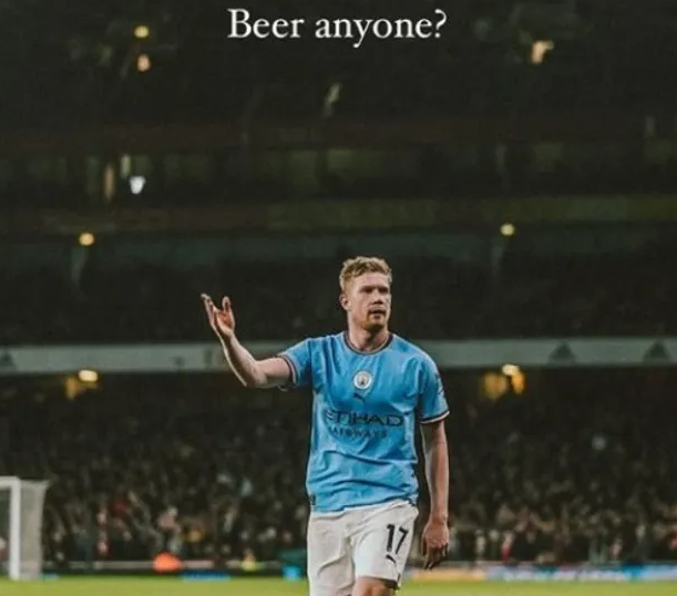 De Bruyne hỏi &quot;đểu&quot; CĐV Arsenal &quot;có uống bia không&quot; sau khi họ ném chai nước về phía anh