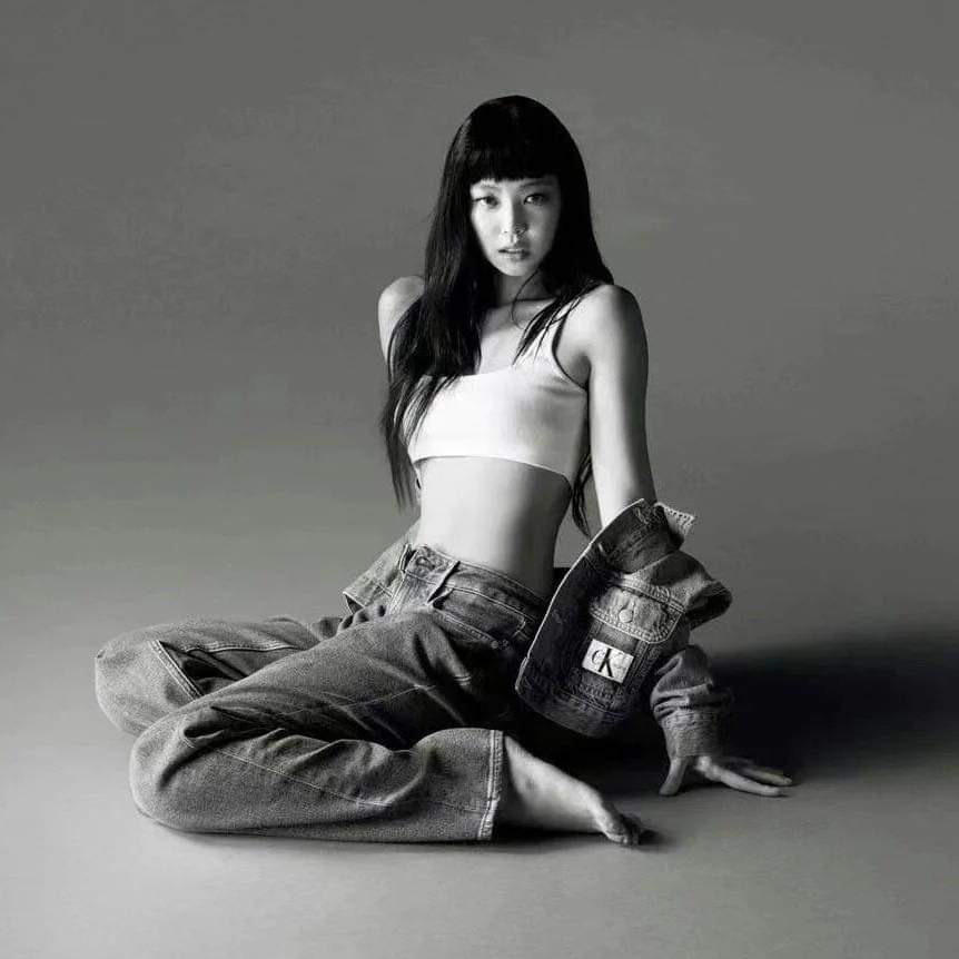 Jennie khoe tóc mới trong bộ ảnh của Calvin Klein, netizen bỗng mỉa mai Minji (NewJeans) thậm tệ  - Ảnh 2.