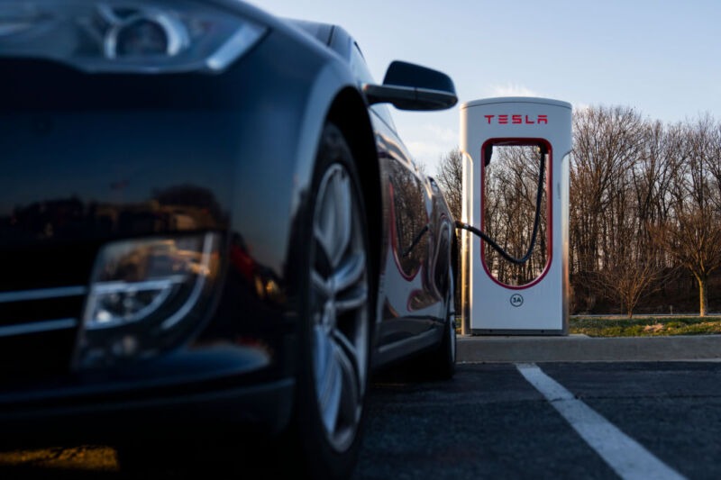 Mỹ quyết chuẩn hóa trải nghiệm sạc xe điện, Tesla đồng ý mở mạng lưới sạc cho mọi phương tiện: Cơ hội để VinFast bùng nổ doanh số đã tới? - Ảnh 1.
