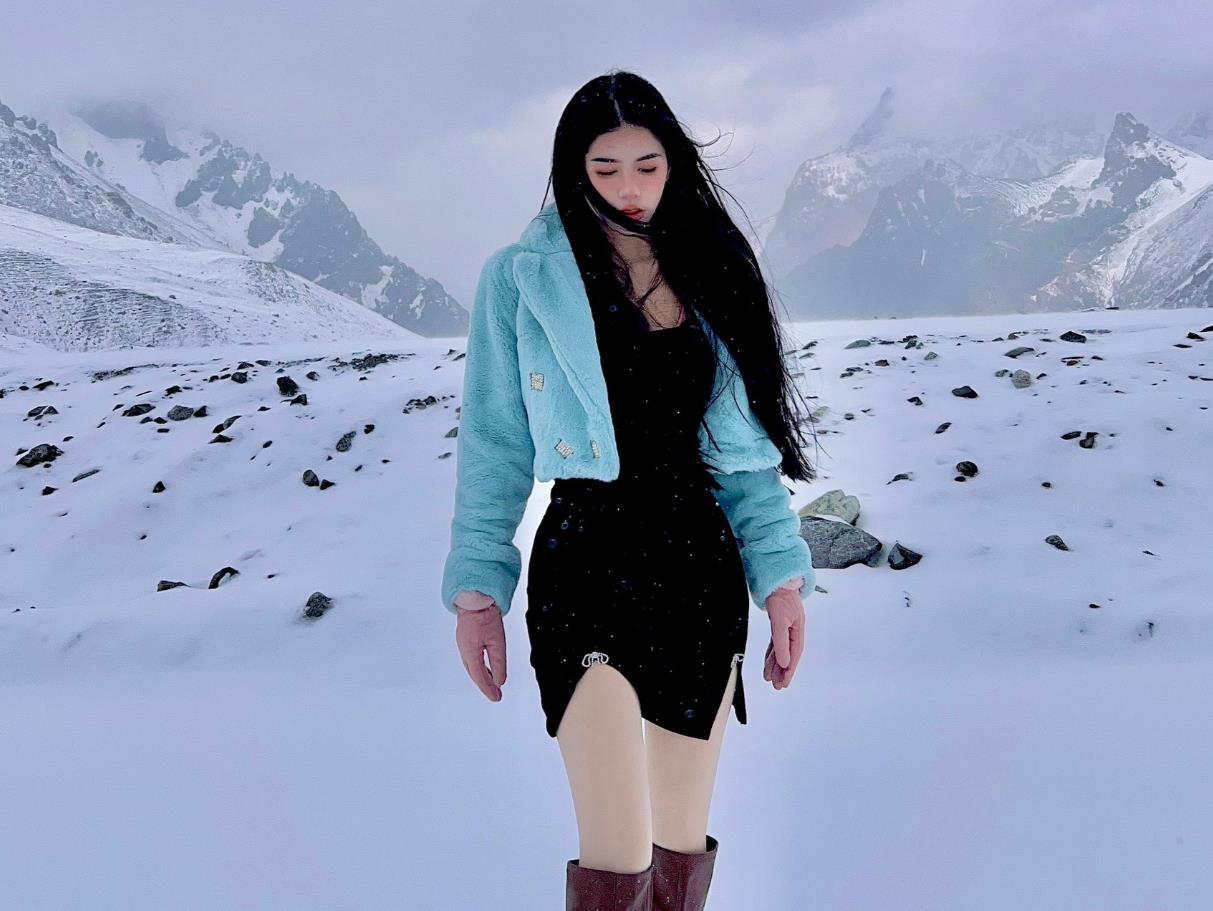 Hằng Du Mục - Cô gái Việt livestream trên đỉnh núi đầy tuyết trắng - Ảnh 2.