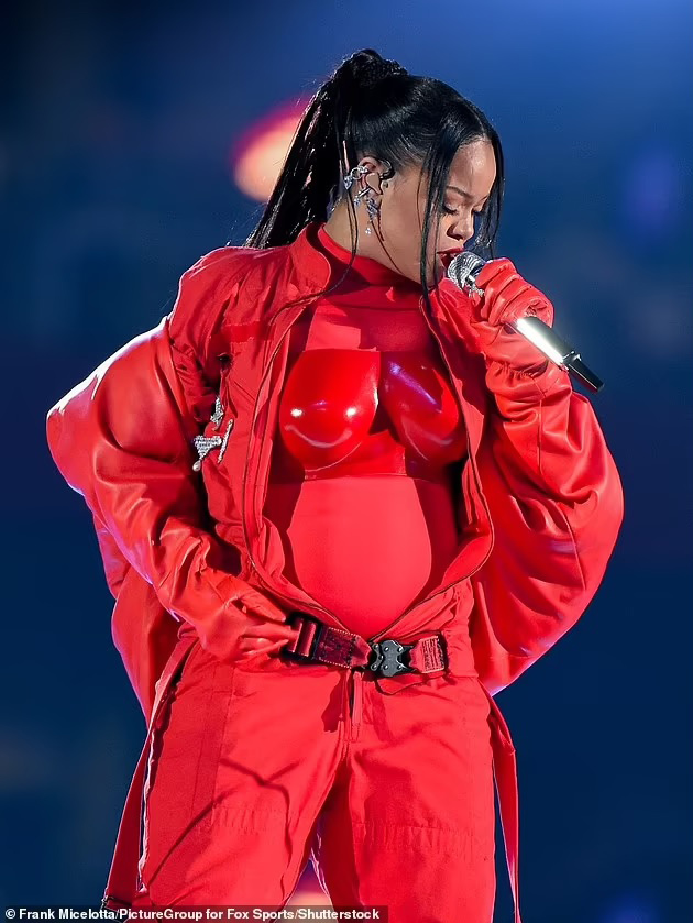 Rihanna gây sốc khi mang thai lần thứ hai: 'Làm mẹ là tất cả' - Ảnh 7.