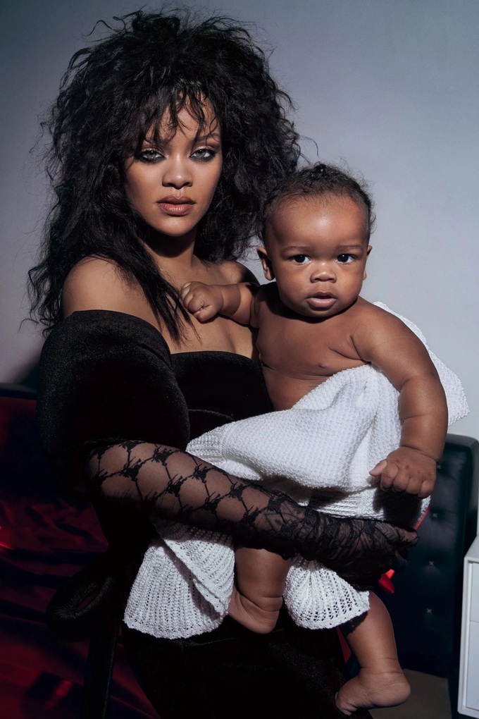 Sướng như con cái sao hạng A: Rihanna thuê hẳn stylist cho... quý tử 9 tháng tuổi, ái nữ nhà Kylie Jenner ra mắt dòng mỹ phẩm liền gây tranh cãi  - Ảnh 1.