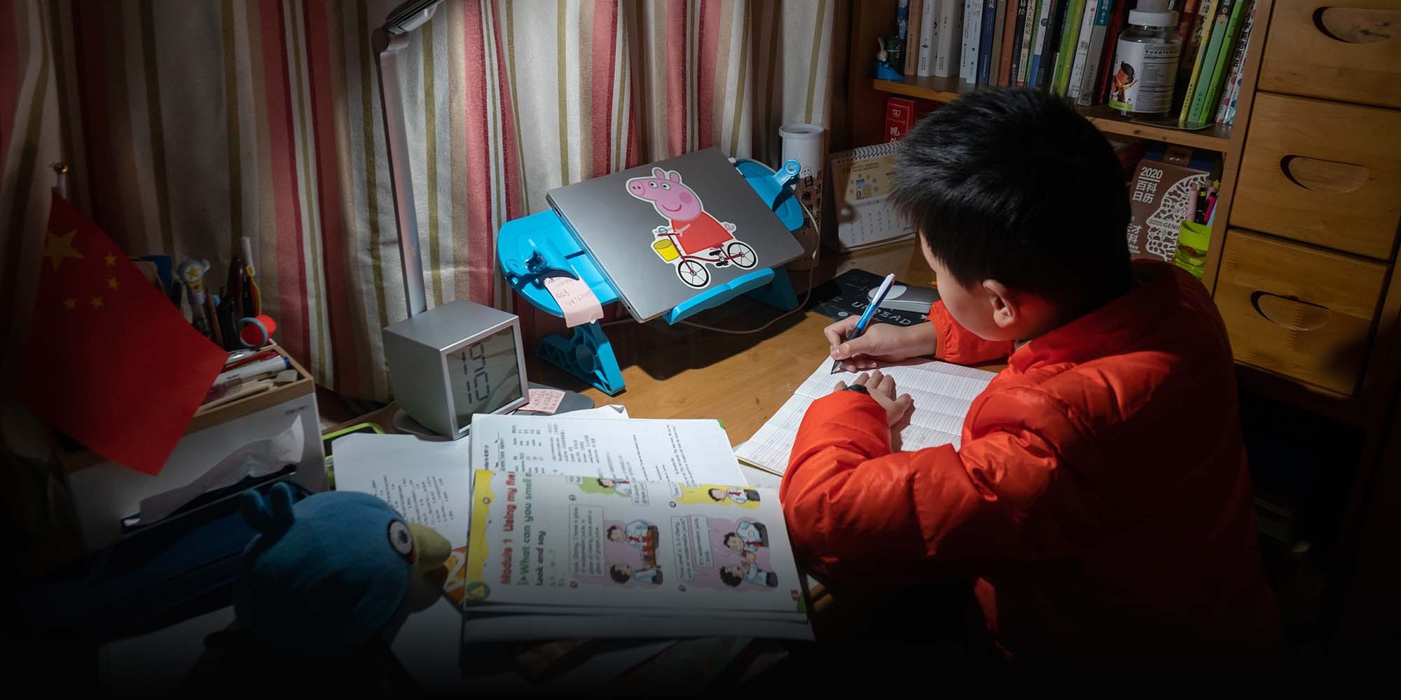 Trường tiểu học Trung Quốc yêu cầu học sinh không làm bài tập sau 9 giờ tối để có thể ngủ nhiều hơn - Ảnh 1.