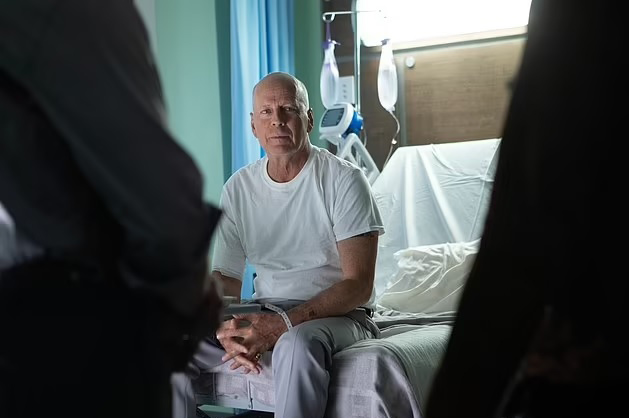 Tình trạng suy giảm nhận thức của Bruce Willis đã xảy  ra trên phim trườngnhiều năm trước  - Ảnh 2.
