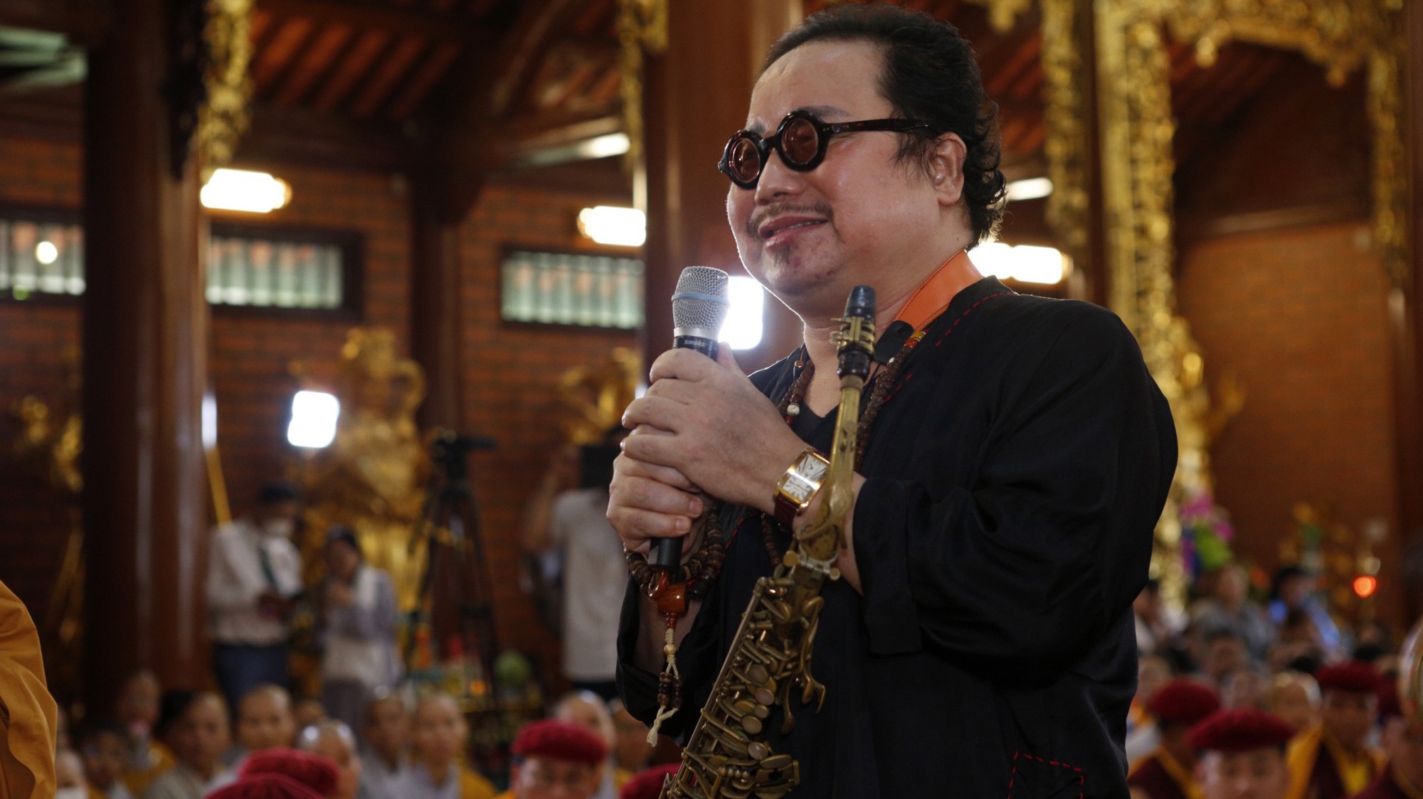 Nghệ sỹ Trần Mạnh Tuấn biểu diễn tại Pháp hội chùa Thiên Quang