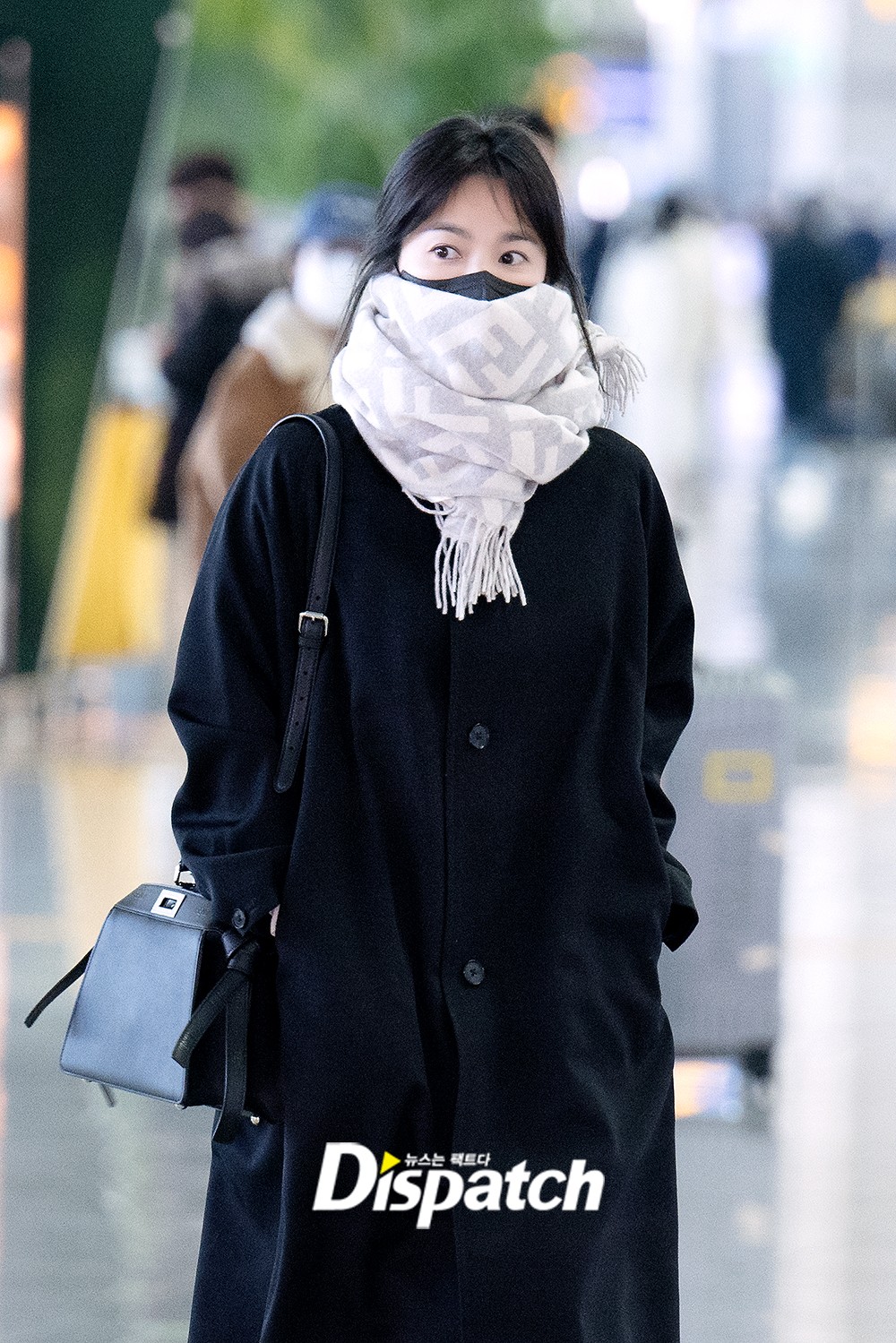 Song Hye Kyo lộ diện sau màn náo loạn sân bay của Song Joong Ki và vợ mới, lộ mỗi đôi mắt cũng đủ biết thái độ thế nào - Ảnh 4.