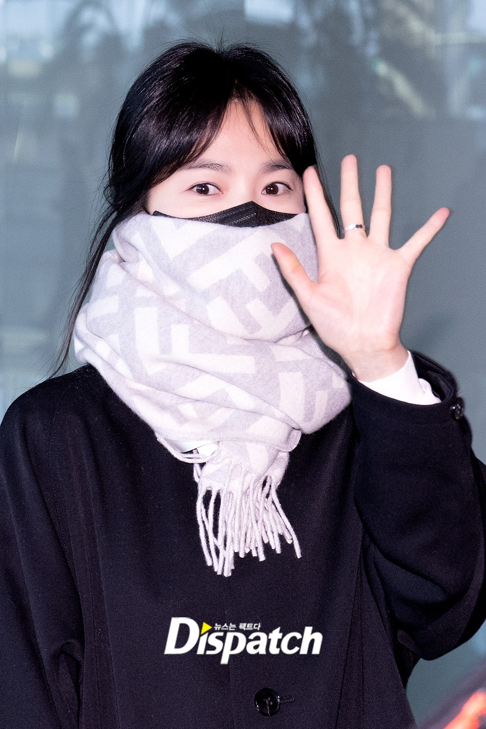Song Hye Kyo lộ diện sau màn náo loạn sân bay của Song Joong Ki và vợ mới, lộ mỗi đôi mắt cũng đủ biết thái độ thế nào - Ảnh 6.