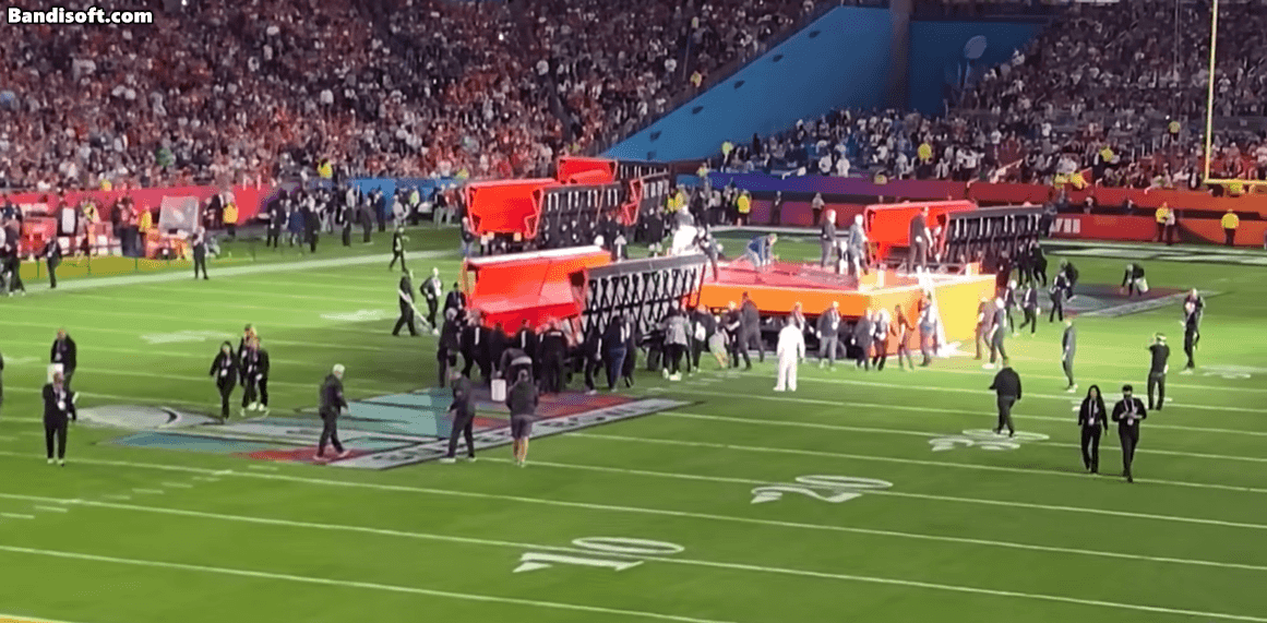 Siêu sân khấu" của Rihanna tại Super Bowl chỉ được dựng trong 5 phút, xem  clip hậu trường mà "choáng"
