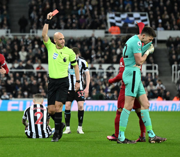 Nick Pope bị truất quyền thi đấu ở trận gặp Liverpool, không thể ra sân ở trận chung kết cúp Liên đoàn gặp MU