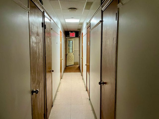 Hóa ra đây là khách sạn '1 sao' tồi tệ nhất New York, bước vào căn phòng thế này mà bị hét giá 2 triệu/đêm thì hết cả hồn! - Ảnh 8.