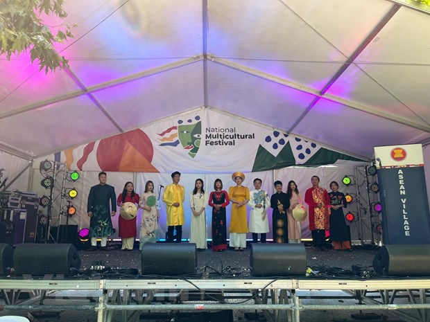 Văn hóa soi đường: Áo dài Việt Nam tưng bừng khoe sắc tại Lễ hội đa văn hóa Canberra lần thứ 25 - Ảnh 1.