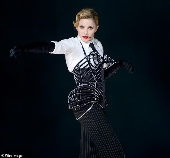 Madonna cuối cùng thừa nhận phẫu thuật thẩm mỹ sau lần xuất hiện không thể nhận ra tại lễ trao giải Grammy - Ảnh 19.