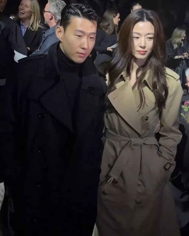 Đụng độ tại '2023 F/W Burberry Collection', Jun Ji Hyun và Son Heung Min khiến dân tình xuýt xoa - Ảnh 1.