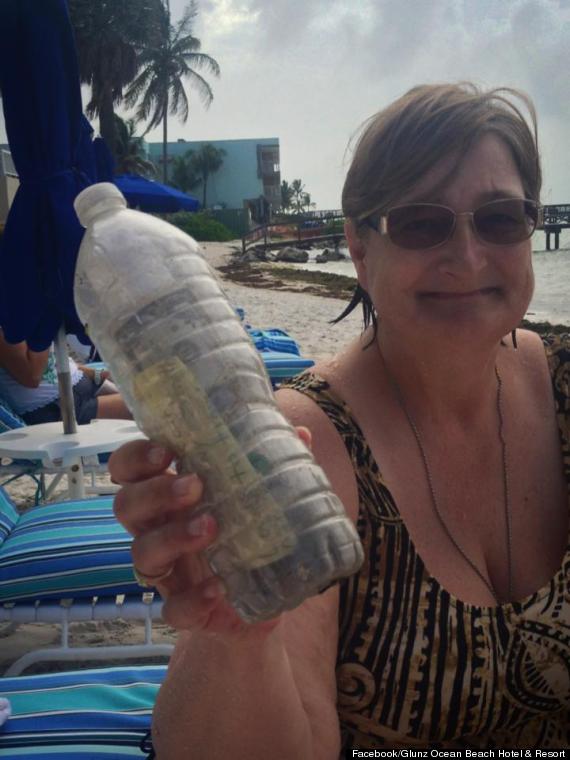 Vô tình nhặt chai nhựa bên bãi biển, người phụ nữ gạt nước mắt khi đọc mảnh giấy bên trong - Ảnh 1.