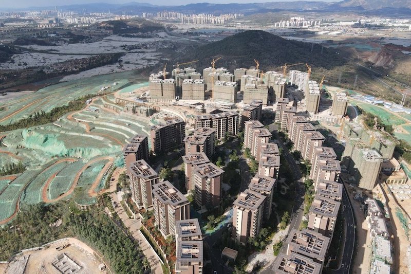 Sốt BĐS, một ngọn núi ở Trung Quốc từng bị bê tông hóa với hơn 1.000 biệt thự và căn hộ: Là công trình xây dựng trái phép, buộc phải dỡ bỏ vì phá hủy môi trường - Ảnh 2.