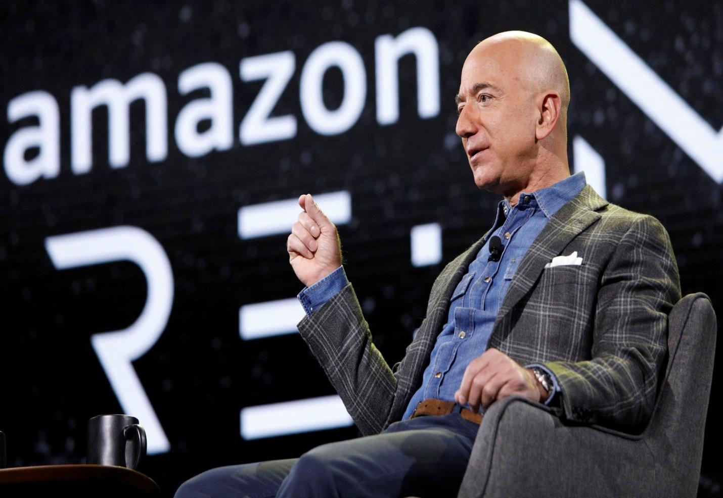 Bạn gái của tỉ phú Jeff Bezos: Anh ấy dạy tôi bài học lớn nhất khi làm sếp, “hãy là người nói sau cùng” - Ảnh 2.