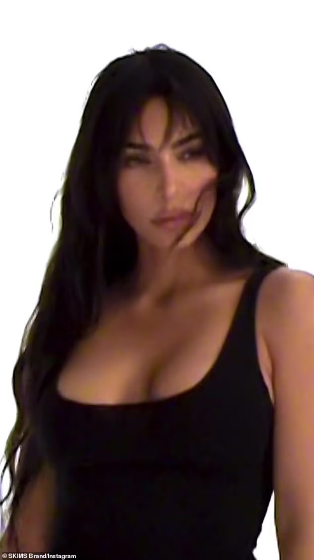 Kim Kardashian khoe vóc dáng điêu khắc trong bộ đồ đen trắng từ thương hiệu của chính mình - Ảnh 6.