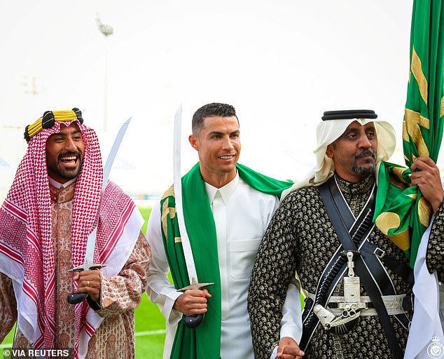 Ronaldo hào hứng múa kiếm, mặc áo truyền thống của Ả rập Xê út - Ảnh 4.