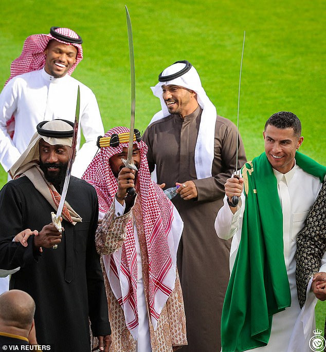 Ronaldo hào hứng múa kiếm, mặc áo truyền thống của Ả rập Xê út - Ảnh 3.