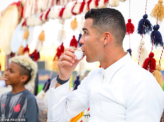 Ronaldo hào hứng múa kiếm, mặc áo truyền thống của Ả rập Xê út - Ảnh 6.