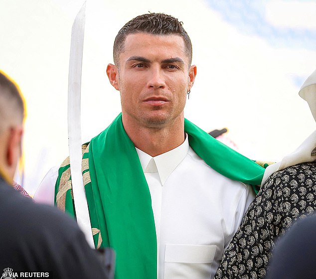Ronaldo hào hứng múa kiếm, mặc áo truyền thống của Ả rập Xê út - Ảnh 2.