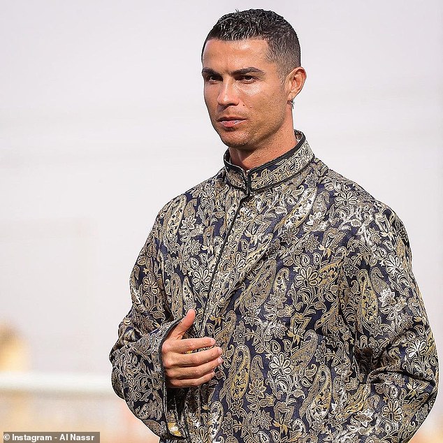 Ronaldo hào hứng múa kiếm, mặc áo truyền thống của Ả rập Xê út - Ảnh 5.