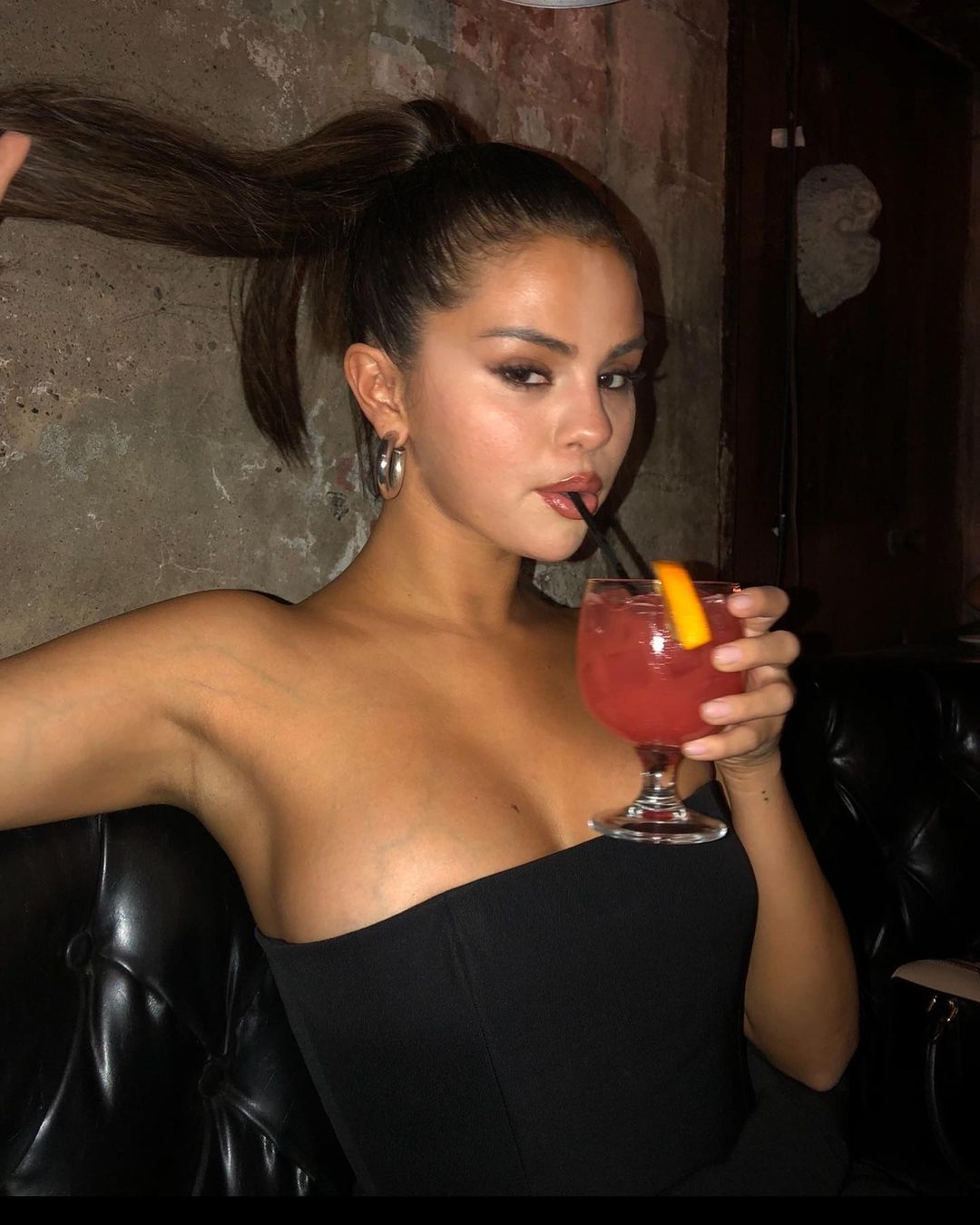 Selena Gomez công bố bức ảnh từng xoá đi vì sợ hở quá đà, ai dè khiến Gigi Hadid và hơn 13 triệu fan phát sốt - Ảnh 2.