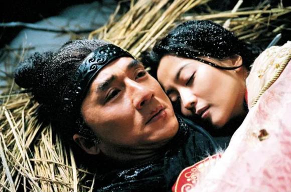 Khởi quay 'Thần thoại' 2, Thành Long nhận chỉ trích vì 'loveline' với sao nữ kém 38 tuổi - Ảnh 2.