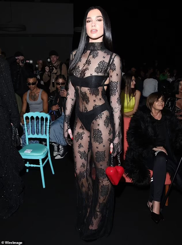 Dua Lipa gợi cảm trong chiếc váy ren xuyên thấu màu đen cùng Bella Thorne nóng bỏng tại Tuần lễ thời trang Milan - Ảnh 1.