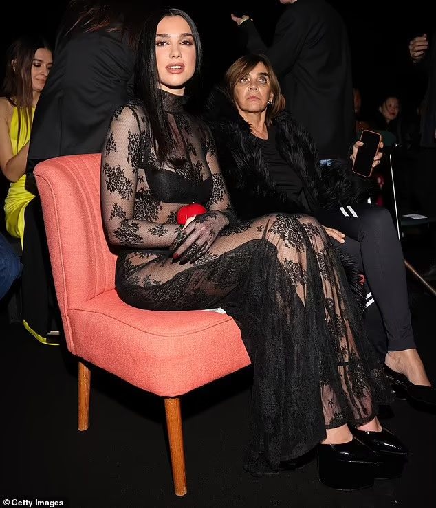 Dua Lipa gợi cảm trong chiếc váy ren xuyên thấu màu đen cùng Bella Thorne nóng bỏng tại Tuần lễ thời trang Milan - Ảnh 4.