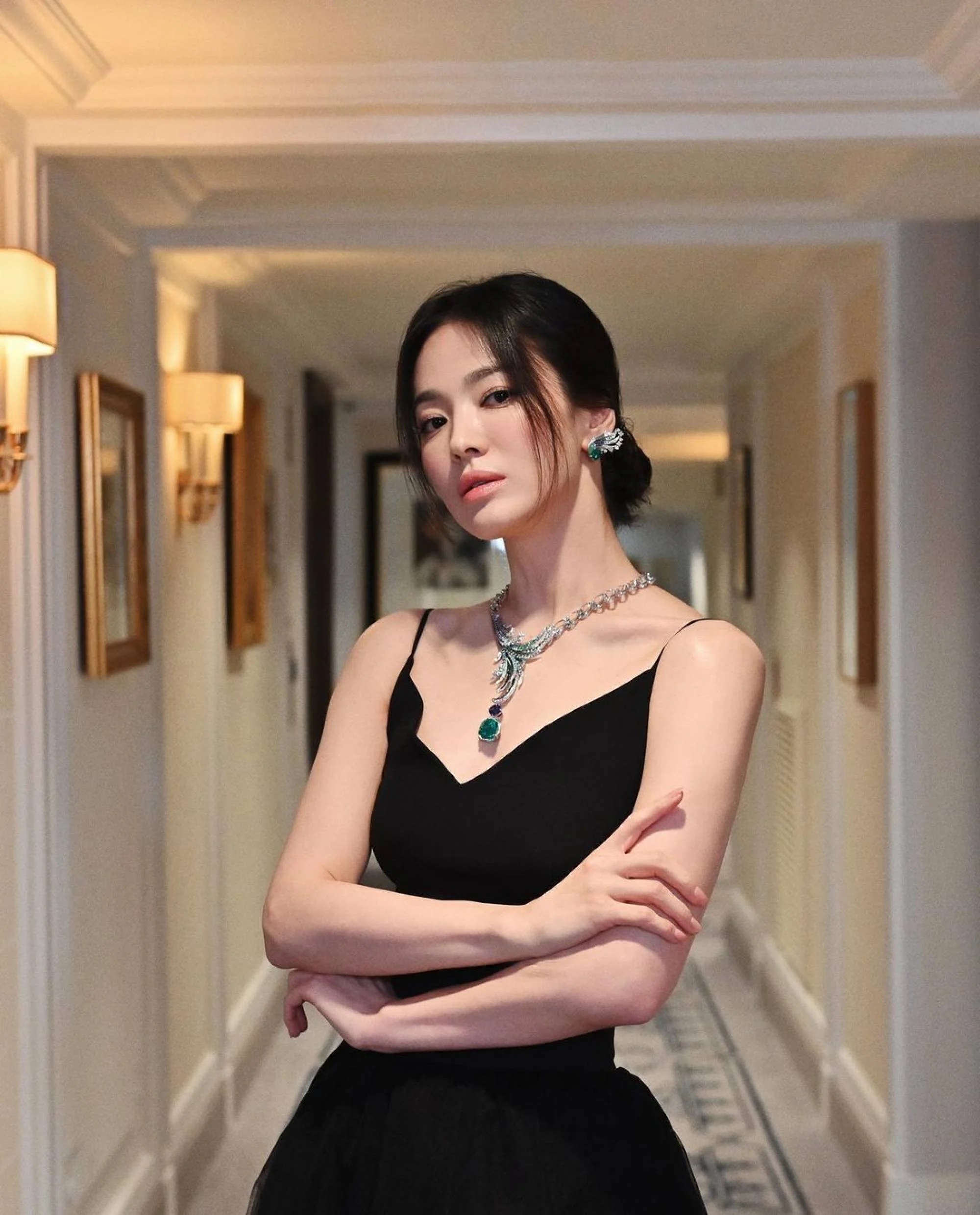 Song Hye Kyo tóc ngắn, diện váy áo đẹp mê ly chuẩn style công sở