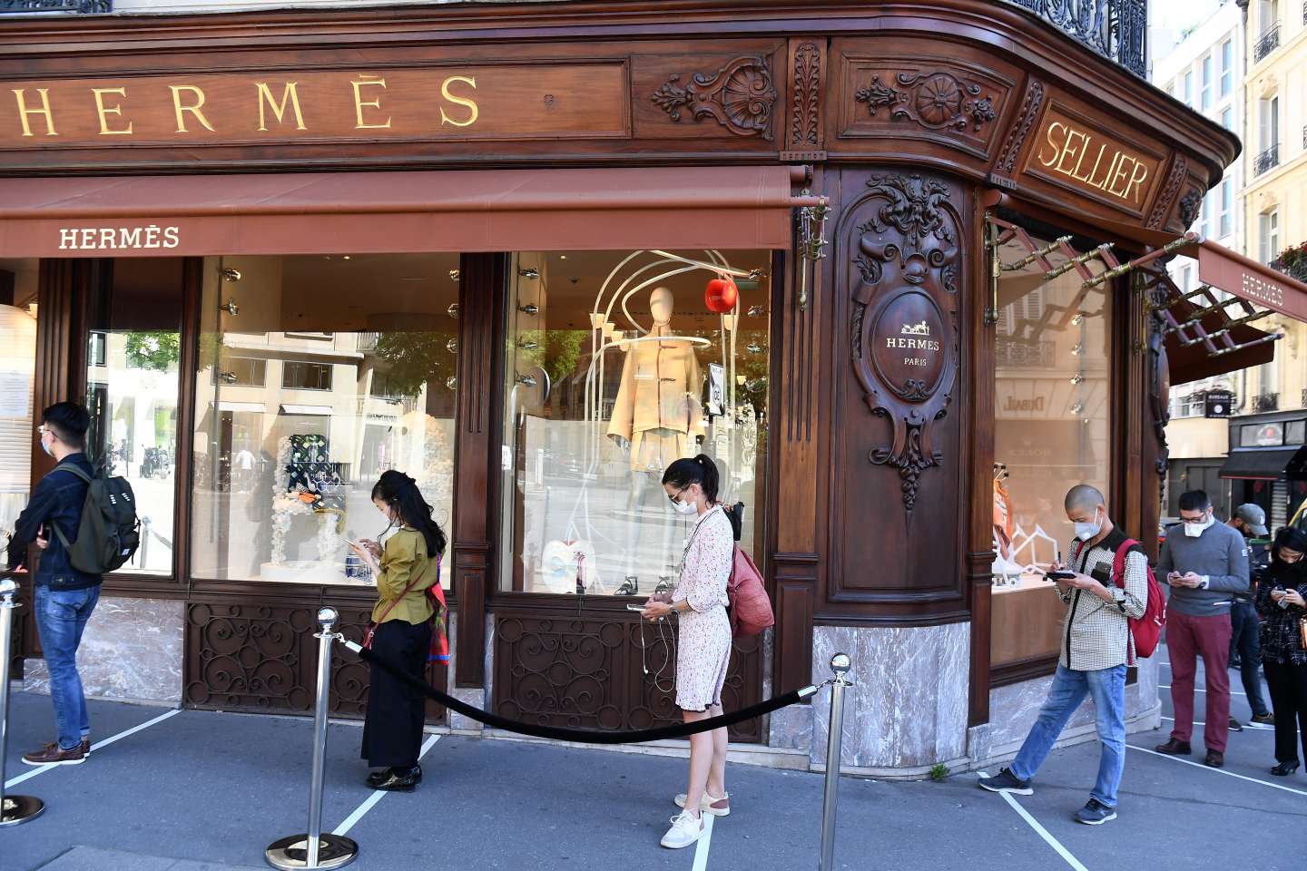 Công ty đáng mơ ước nhất năm gọi tên Hermès: Nhân viên được “thưởng nóng” 17 tháng lương, bỏ túi ít nhất 100 triệu, không hề hấn bởi làn sóng sa thải trên thế giới - Ảnh 2.