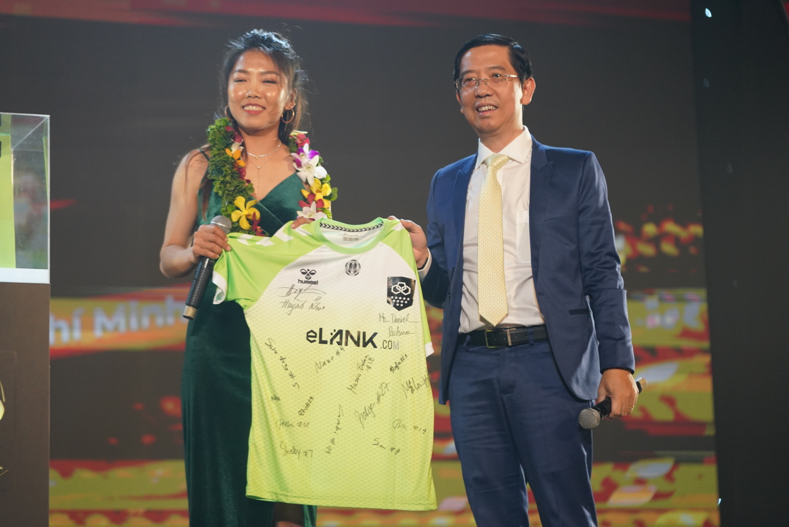 Văn Quyết và Huỳnh Như nhận Quả bóng vàng Việt Nam 2022  - Ảnh 2.